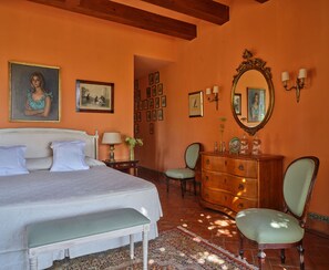A bedroom with a bed, dresser, chairs, and a mirror. - Waou Palacio Tenorio Santa Cruz IX (Sevilla)