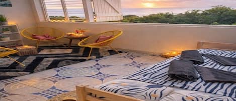 3 bedrooms, iron/ironing board, internet, bed sheets