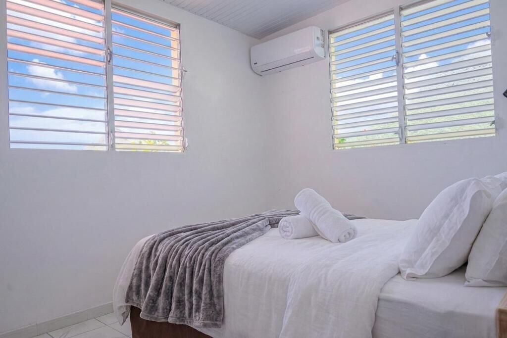 3 habitaciones, tabla de planchar con plancha, internet y ropa de cama 