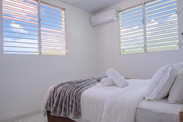 3 bedrooms, iron/ironing board, internet, bed sheets