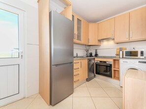 ثلاجة، ميكروويف، فرن، غسالة أطباق