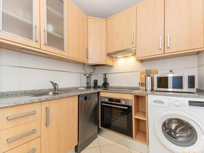 ثلاجة، ميكروويف، فرن، غسالة أطباق