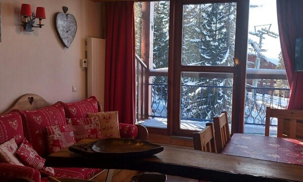 Living area - Superb 2-room Duplex Apartment for 6 People, Ski-in/ski-out, in the Village of Charmettoger in Arc 1800 (Bourg-Saint-Maurice)