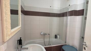 Asciugacapelli, bidet, asciugamani, sapone