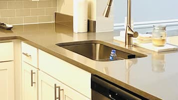 Mikroaaltouuni, uuni, liesi, astianpesukone