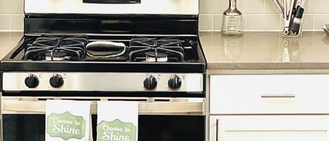 Microondas, horno, placa de cocina y lavavajillas