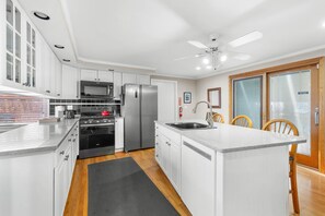 Jääkaappi, mikroaaltouuni, uuni, liesi