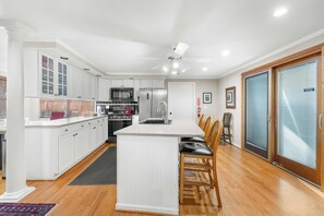 Jääkaappi, mikroaaltouuni, uuni, liesi