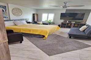 1 bedroom, iron/ironing board, WiFi, bed sheets - LIUXURY STUDIO IN DEEDED COMMUNITY GOLF ! BLOCK AWAY, HEATED POOL!!!!!! (Punta Gorda)