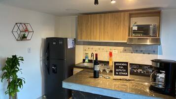 Departamento Confort, balcón, vista a la ciudad | Cocina privada | Refrigerador, microondas, parrilla de estufa y utensilios de cocina