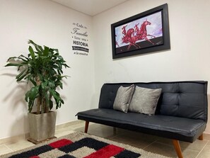 คอมฟอร์ทอพาร์ทเมนท์, ระเบียง, วิวเมือง | ห้องนั่งเล่น