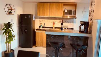 Comfort Apartment, Balcony, City View | Dapur peribadi | Peti sejuk, ketuhar gelombang mikro, dapur