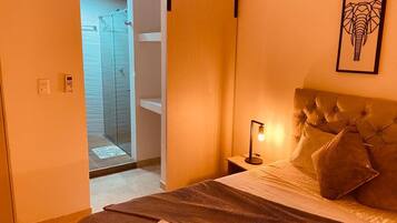 Apartamento conforto, sacada, vista para a cidade | Cofres nos quartos, escrivaninha, espaço de trabalho para notebook