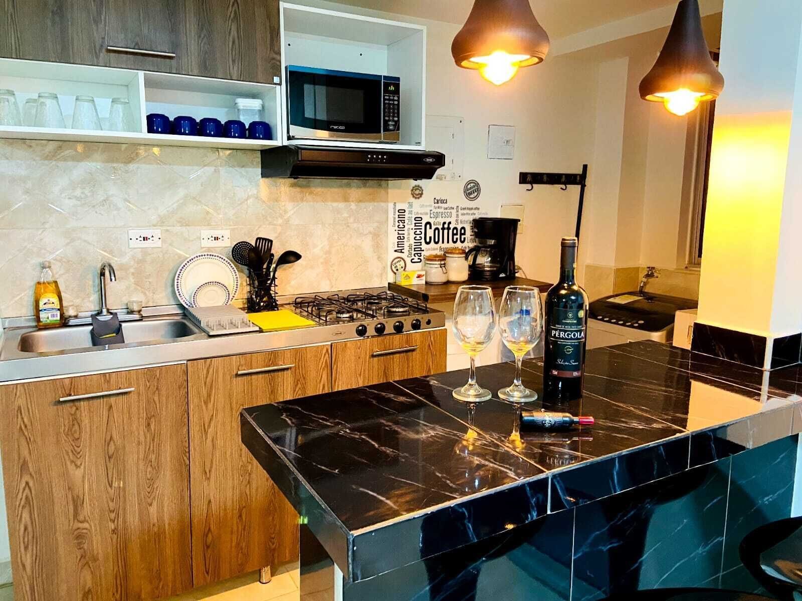 Apartamento Confort, balcón, vistas a la ciudad (D) | Cocina privada | Refrigerador, microondas, parrilla de estufa y tetera eléctrica 