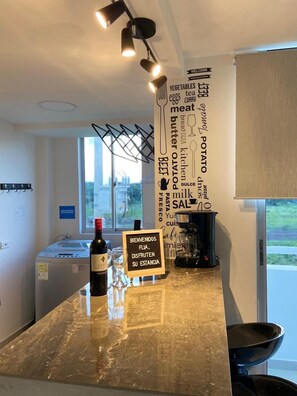 Comfort-Apartment, Balkon, Stadtblick | Waschbecken im Bad