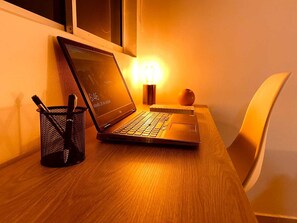 Lägenhet Comfort - balkong - utsikt mot staden | Värdeförvaringsskåp på rummet, skrivbord och arbetsyta för laptop