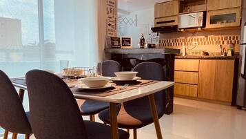 Comfort Apartment, Balcony, City View (C) | Dining room