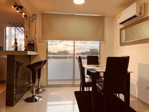 Appartement Confort, balcon, vue ville | Salle à manger