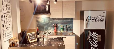 English, UK Comfort Apartment, Balcony, City View (A) | Private kitchen