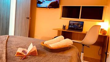 Peti besi dalam bilik, meja, ruang kerja komputer riba