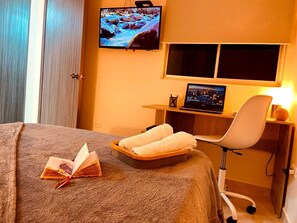 Zimmersafe, Schreibtisch, laptopgeeigneter Arbeitsplatz