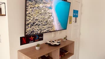 Comfort-Apartment, Balkon, Stadtblick | Fernseher