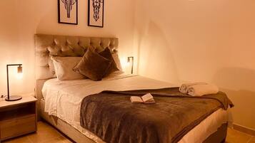 LÀgenhet Comfort - balkong - utsikt mot staden | VÀrdeförvaringsskÄp pÄ rummet, skrivbord och arbetsyta för laptop