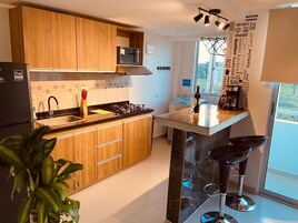 Refrigerador, microondas, placa de cocina, tetera/pava eléctrica