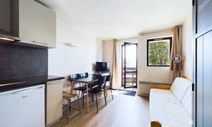 Living area - Renovated Studio Facing South With Balcony (Montvalezan)