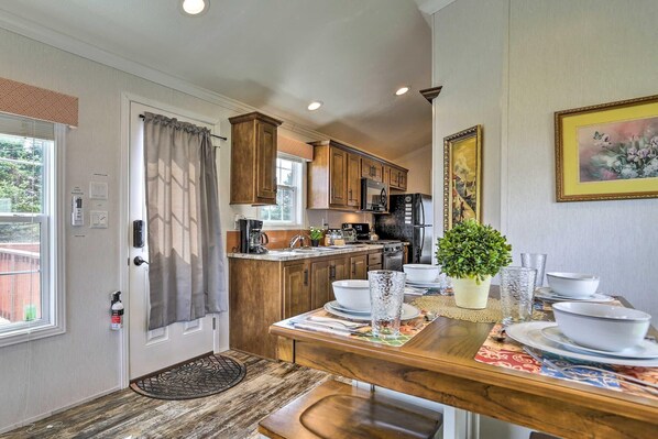 Fridge, microwave, oven, stovetop - Family Suites • Autumn Midweek - 35% OFF Promo! (Pleasant Mount)