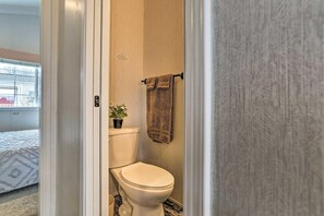 Regadera, secadora de cabello, toallas 