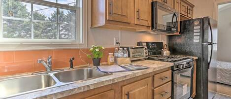 Een koelkast, een magnetron, een oven, een kookplaat