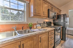 Een koelkast, een microgolfoven, een oven, een kookplaat