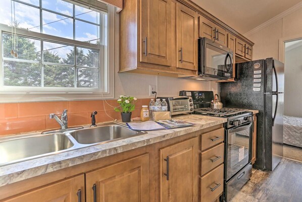 Refrigerador, microondas, horno y parrilla de estufa