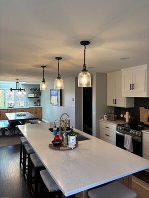 Jääkaappi, mikroaaltouuni, uuni, liesi