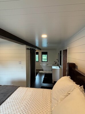 7 makuuhuonetta, tallelokero huoneessa, silitysrauta/-lauta