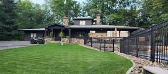 Bay Lake Family Cabin • Sleeps 24 • Pool, Pickleball & Lake Access