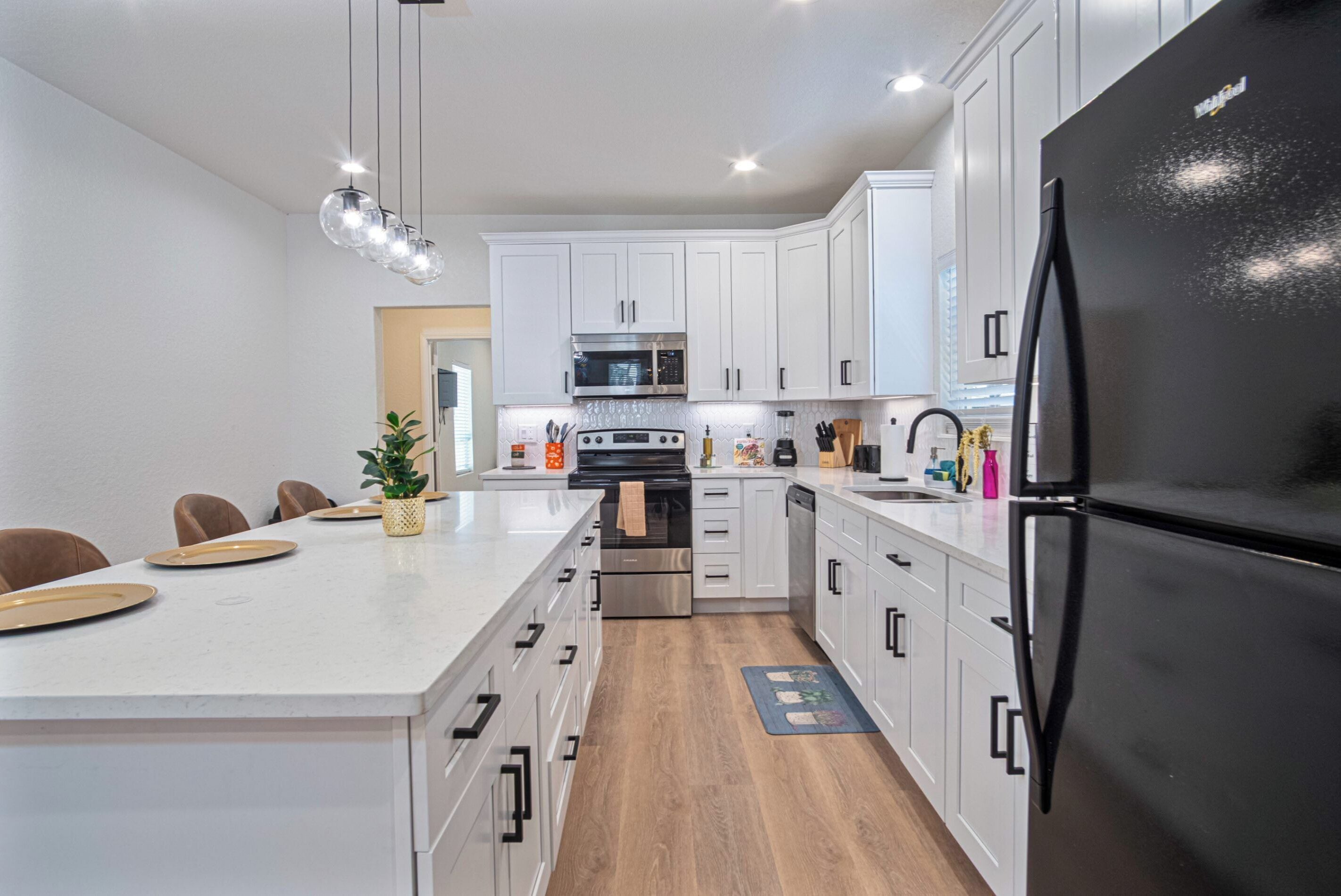 Talo (4 Bedrooms) | Yksityinen keittiö | Mikroaaltouuni, uuni, kahvin-/teenkeitin, ruokailupöytä