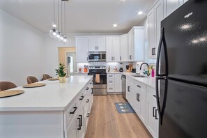 独立别墅 (4 Bedrooms) | 私人厨房 | 微波炉、烤箱、茶具/咖啡用具、餐桌