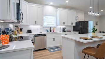 House (4 Bedrooms) | Private kitchen | Microwave, oven, coffee/tea maker, dining tables