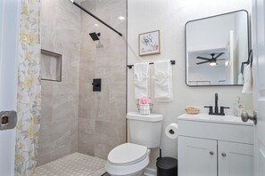 Hus (4 Bedrooms) | Badeværelse | Håndklæder, Shampoo