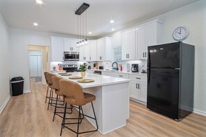 Huis (4 Bedrooms) | Privékeuken | Een magnetron, een oven, een koffiezetapparaat/waterkoker, eettafels