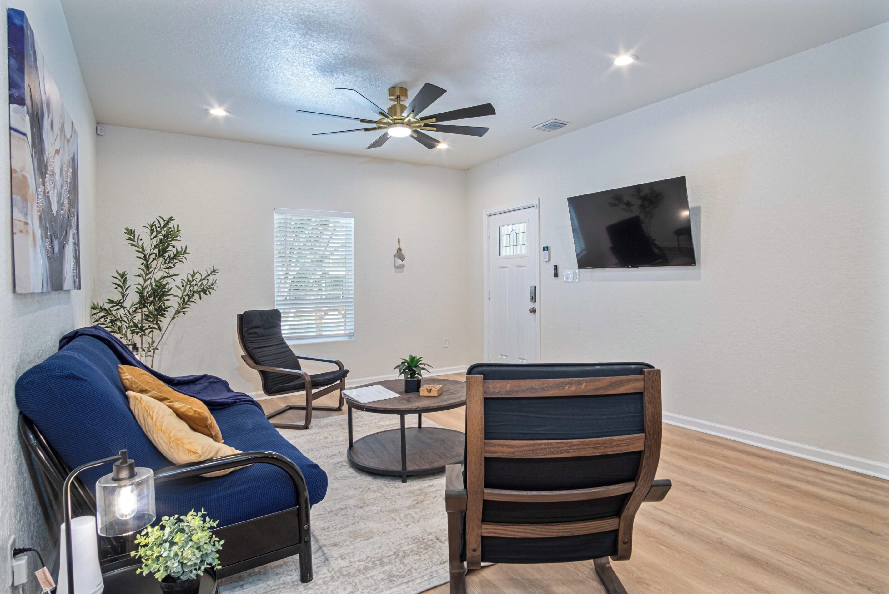 Talo (4 Bedrooms) | Olohuone | 50–tuumainen televisio, jossa digitaalikanavat