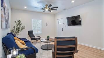 Casa (4 Bedrooms) | Sala de estar | TV 50 polegadas com canais digitais