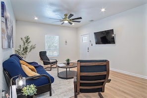 Ferienhaus (4 Bedrooms) | Wohnzimmer | 50-Zoll-Fernseher mit Digitalempfang