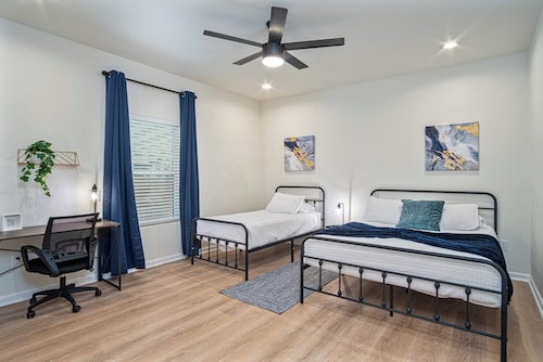 Unwind in Style 4br/2ba Quick Access to Downtown!