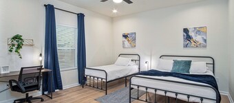 Unwind in Style 4br/2ba Quick Access to Downtown!