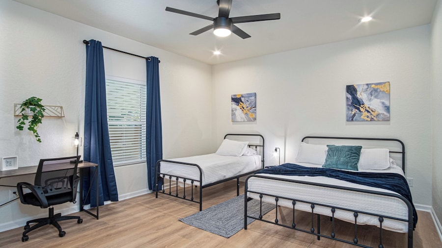 Unwind in Style 4br/2ba Quick Access to Downtown!