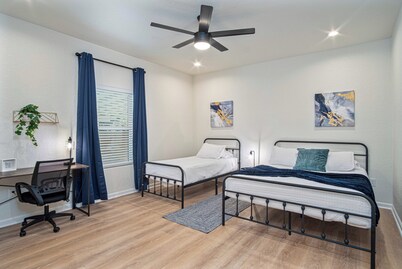 Unwind in Style 4br/2ba Quick Access to Downtown!