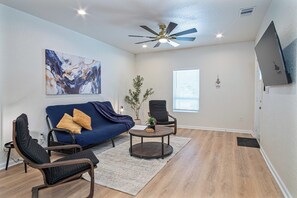 House (4 Bedrooms) | Living room | 50-inch TV with digital channels - Unwind in Style 4br/2ba Quick Access to Downtown! (San Antonio)